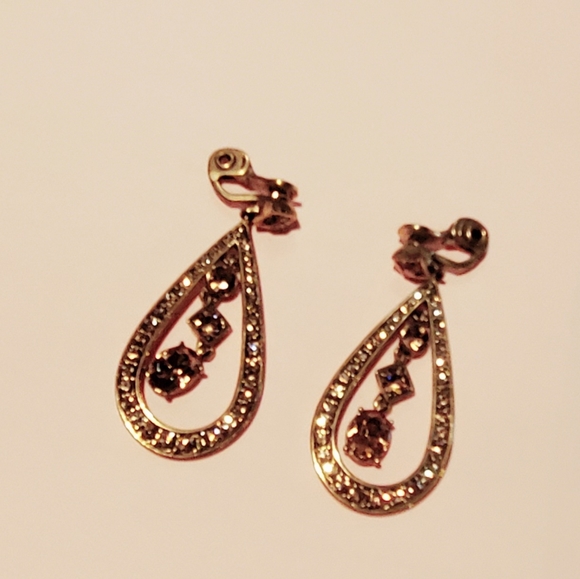 Monet Accessories - Signed Monet Vintage clip on Earrings!